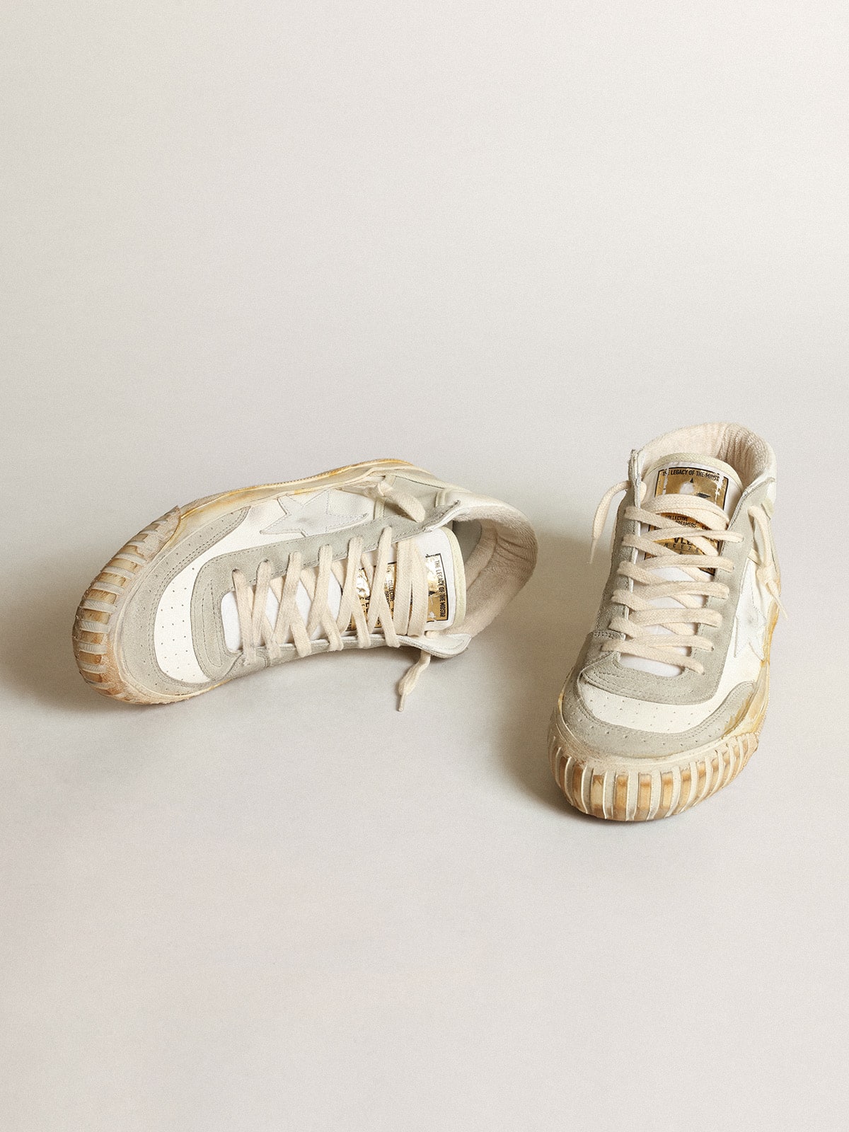 Golden Goose - Sneaker Mid Star Uomo con inserti in suede color grigio ghiaccio e stella in pelle bianca in 