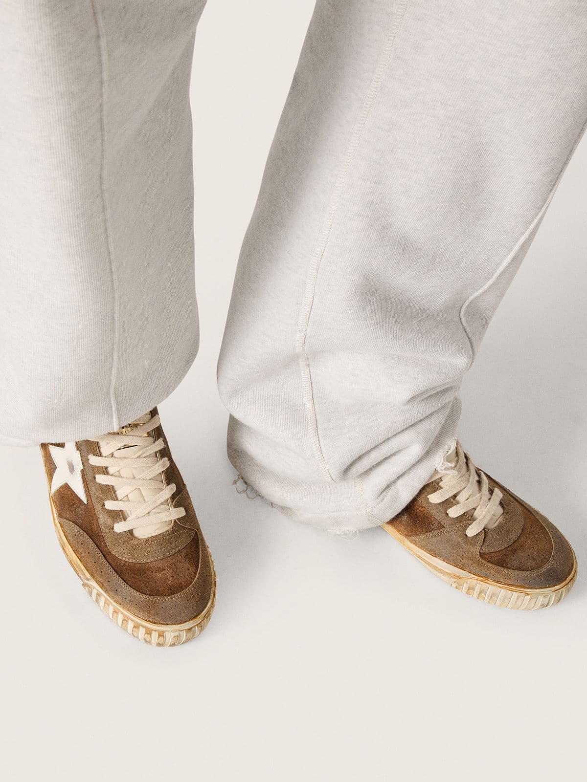 Golden Goose - Mid Star LAB Herren aus rostfarbenem Rauleder mit wei&szlig;em Lederstern in 