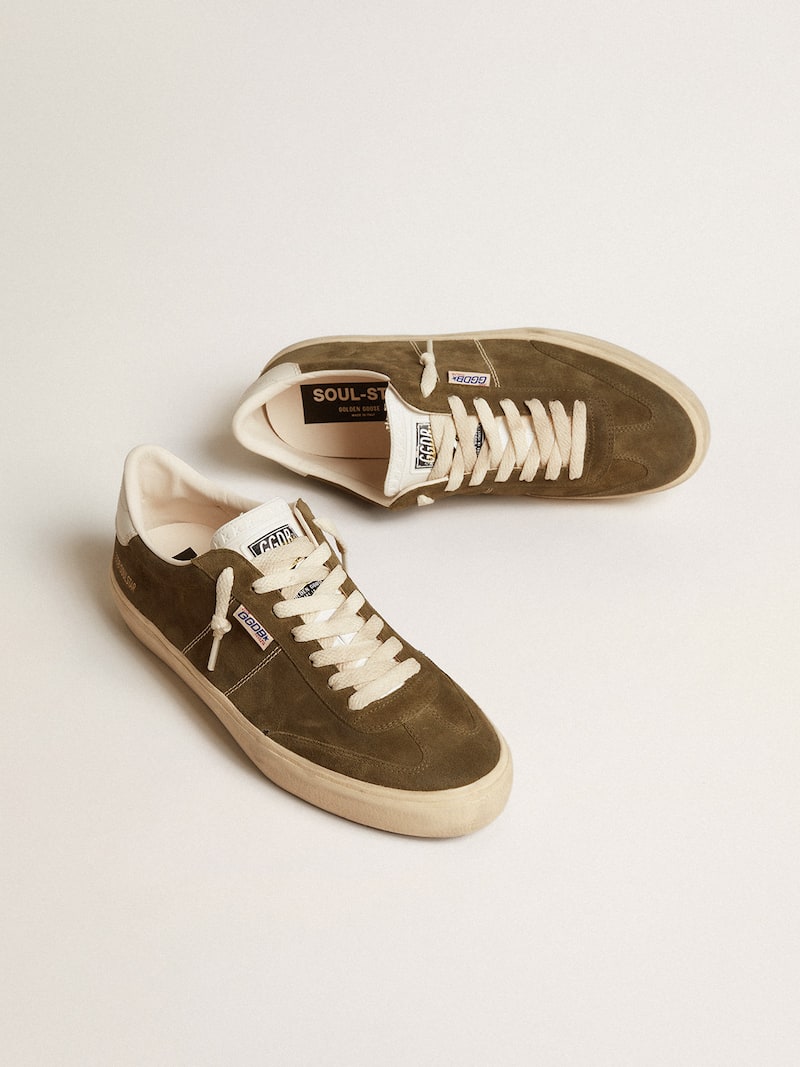 Golden Goose - Herren Soul Star aus gr&uuml;nem Rauleder mit Ferse und Lasche aus wei&szlig;em Leder in 