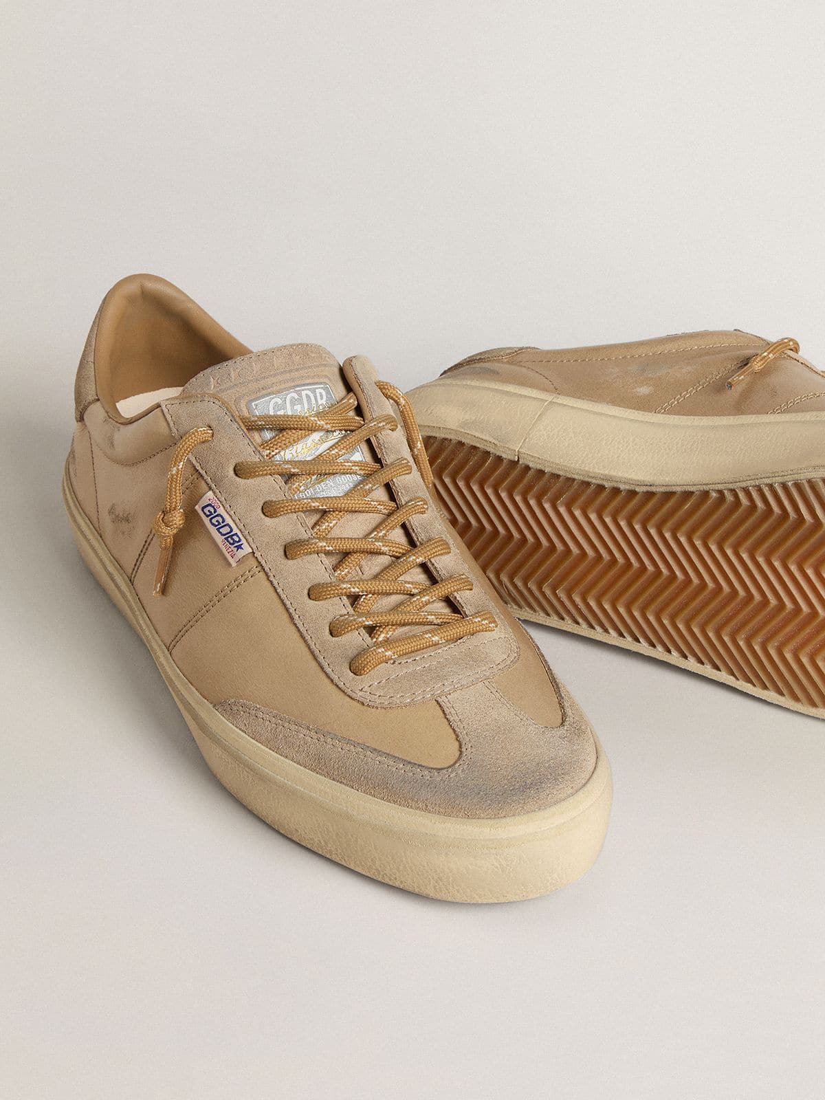 Golden Goose - Soul Star Uomo in naplak beige con talloncino in suede beige  in 
