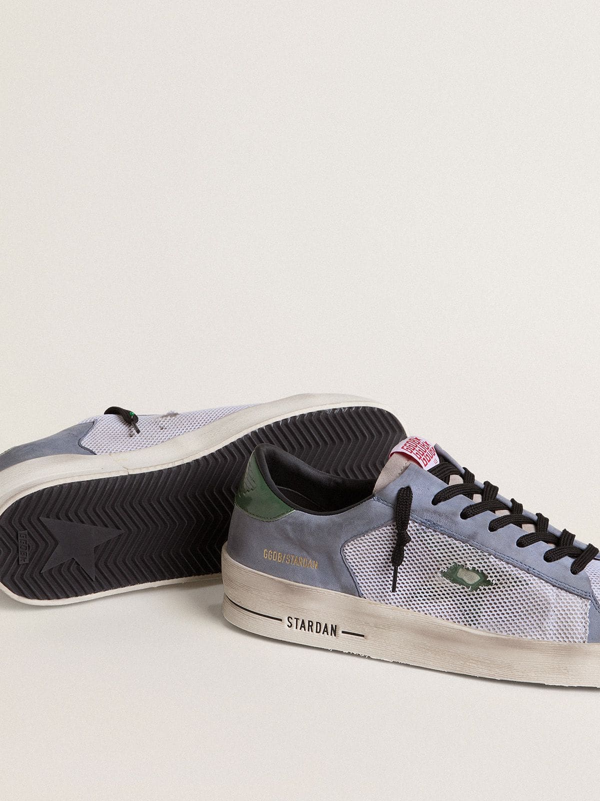 Golden Goose - Stardan Uomo in suede color azzurro polvere con stella e talloncino in pelle verde in 