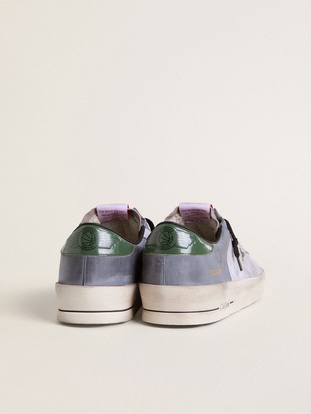 Golden Goose - Stardan Uomo in suede color azzurro polvere con stella e talloncino in pelle verde in 