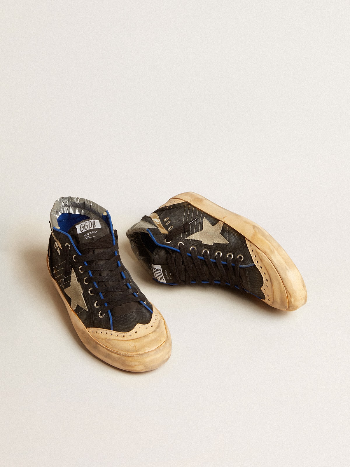 Golden Goose - Mid Star Uomo LAB in canvas nero con stella in suede ghiaccio in 