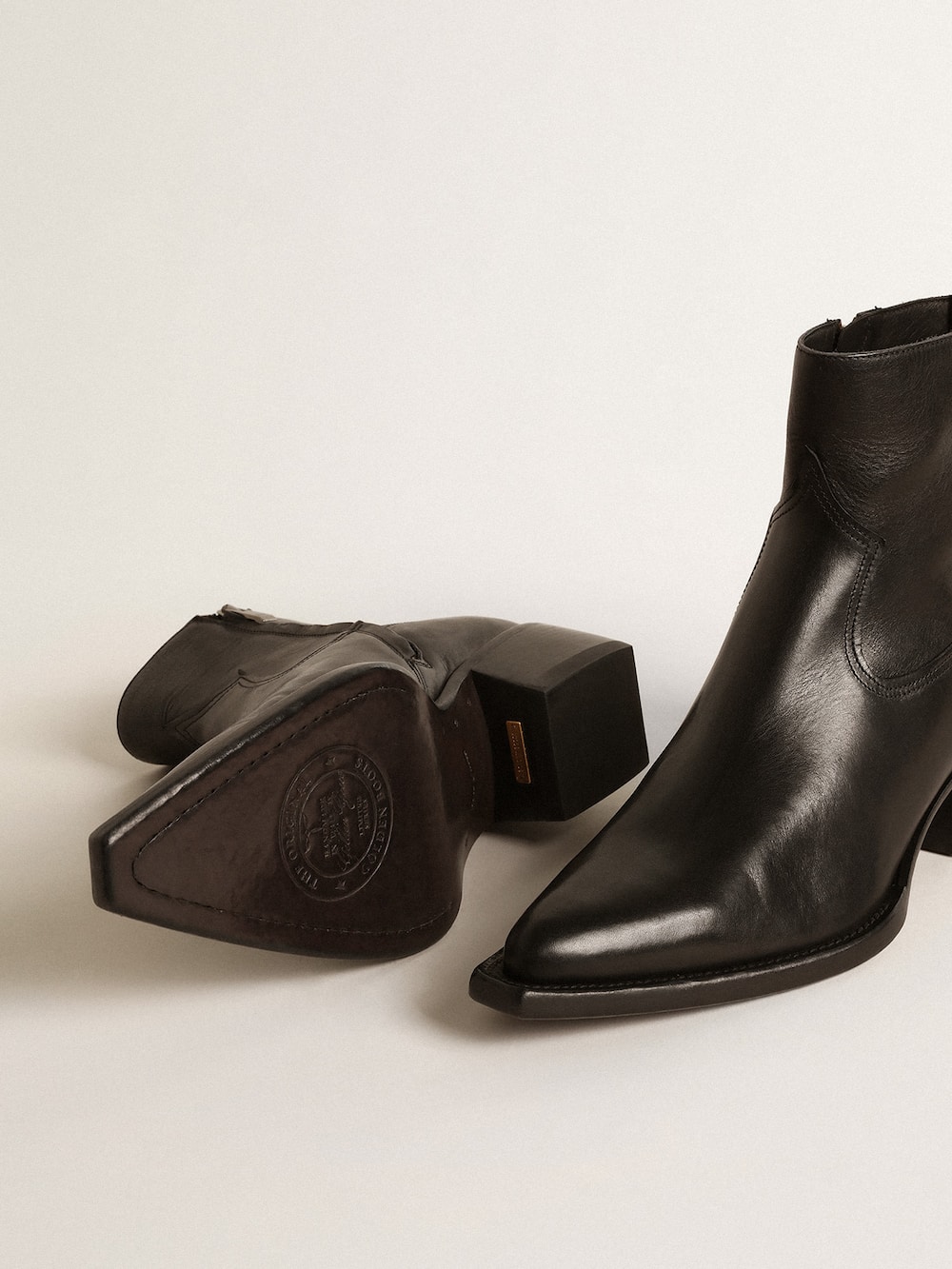 Golden Goose - Men’s low Debbie boots in black leather in 