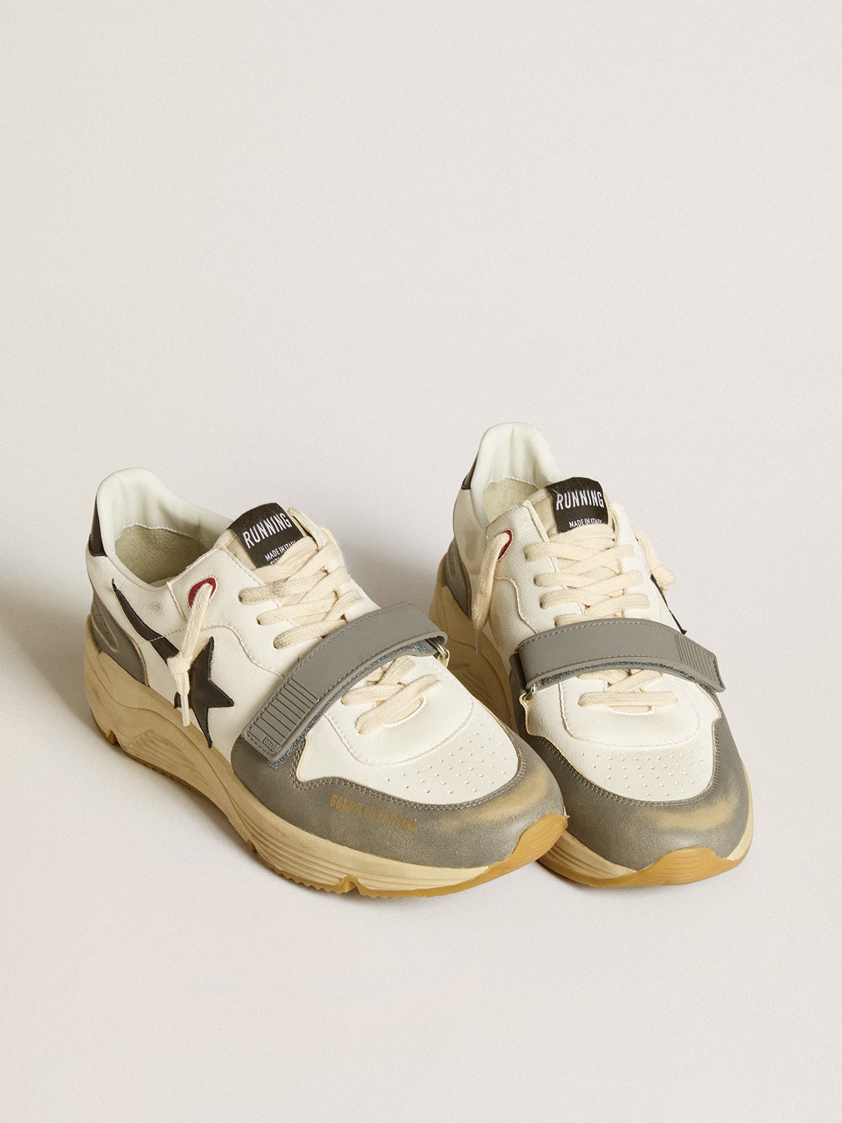 Golden Goose - Cremefarbener Runing Sole LAB aus Leder mit grauem Riemen und schwarzem Stern in 