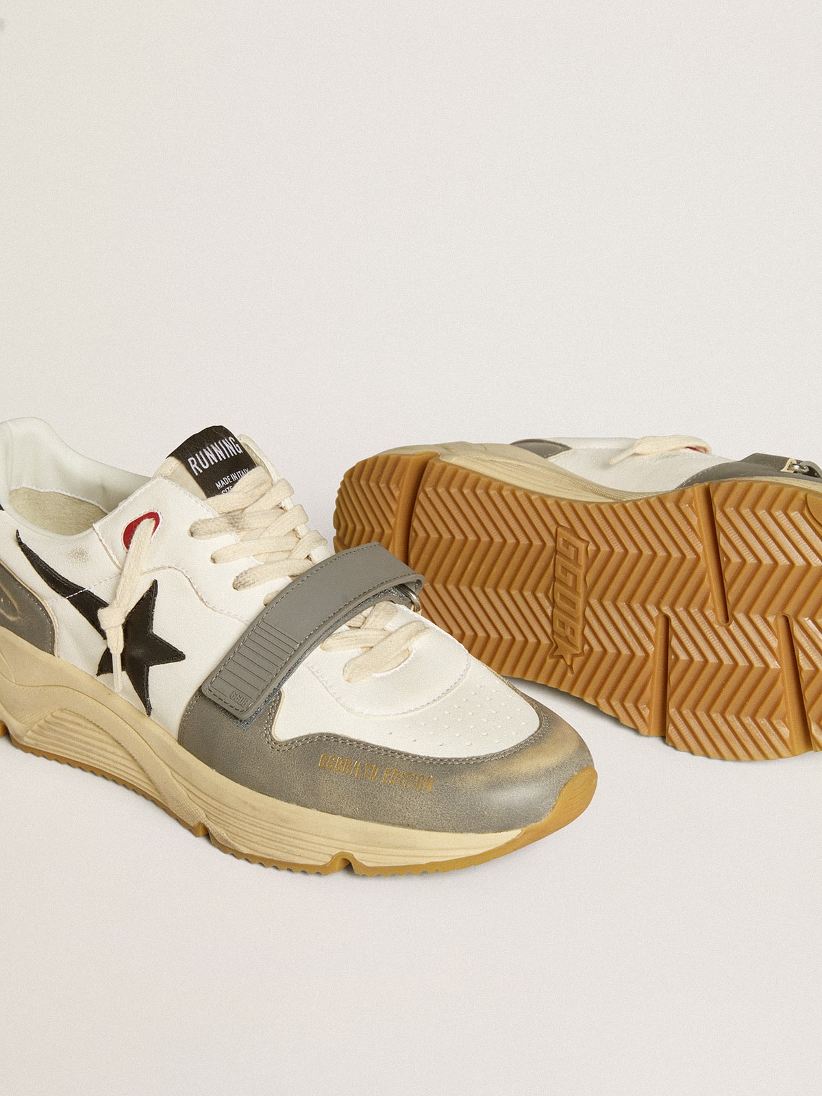 Golden Goose - Cremefarbener Runing Sole LAB aus Leder mit grauem Riemen und schwarzem Stern in 