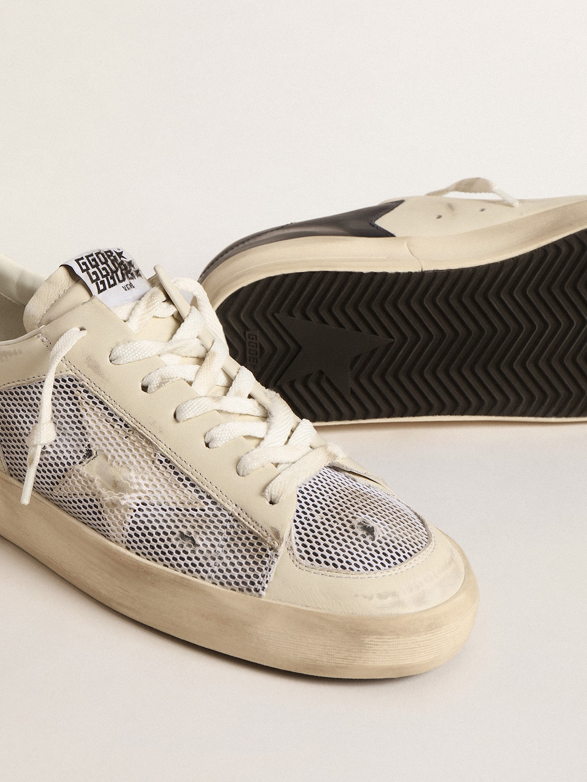 Golden Goose - Weißer Stardan aus Leder und Mesh mit blauer Metallic-Ferse in 