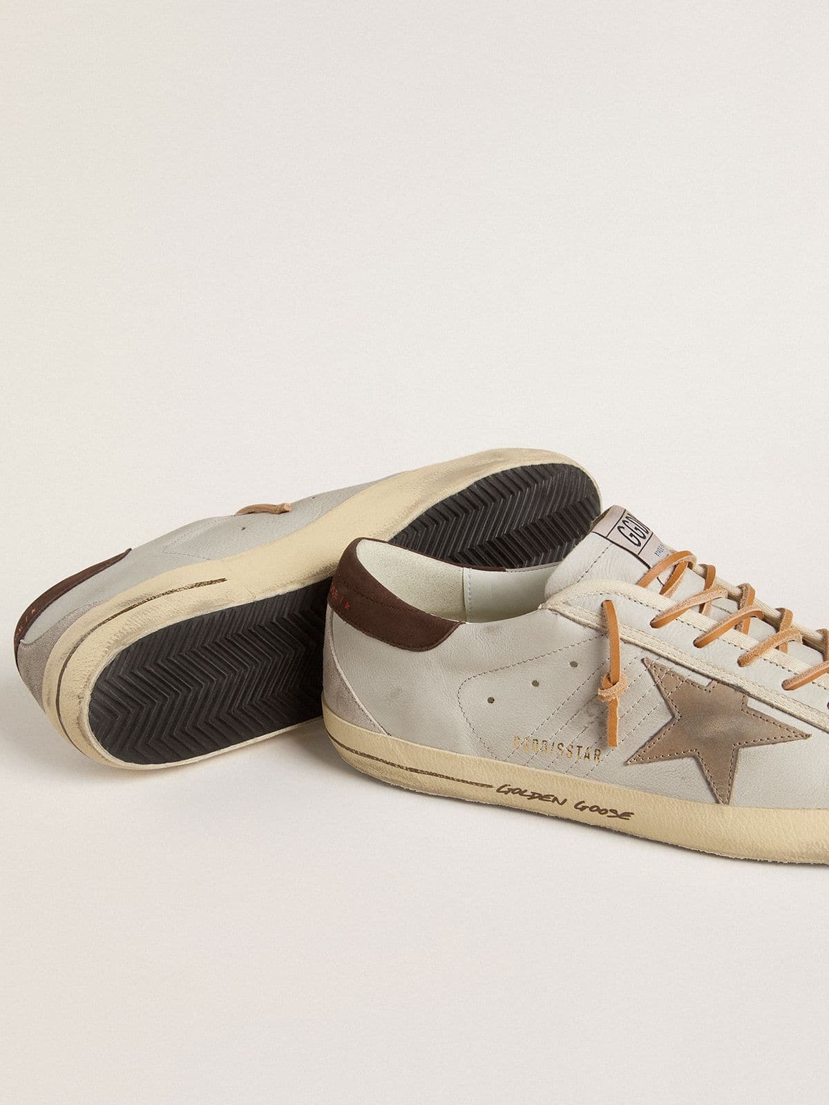 Golden Goose - Super-Star para hombre con estrella de piel con estampado cocodrilo color tabaco y refuerzo del talón de piel negra in 