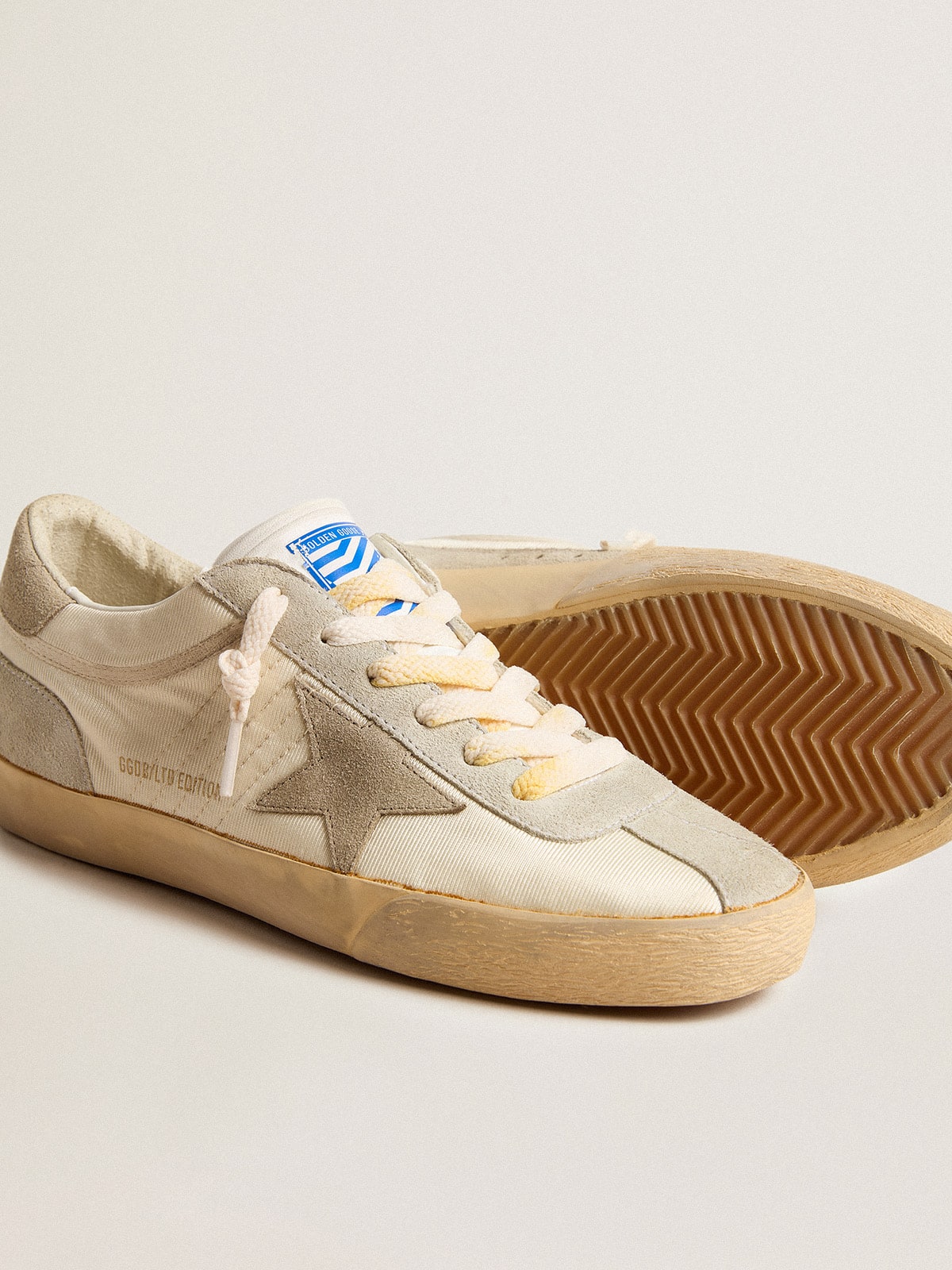 Golden Goose - Super-Star Uomo LAB in nylon con stella tortora e inserti in suede ghiaccio in 