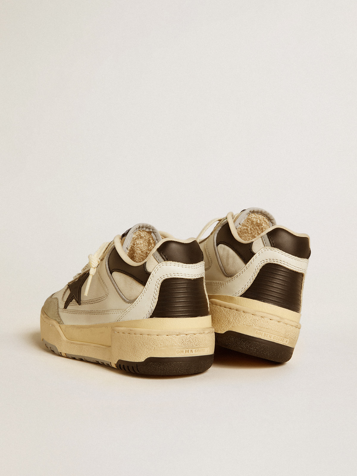 Golden Goose - Forty2 de hombre con estrella texturizada negra y refuerzo del talón de piel negra in