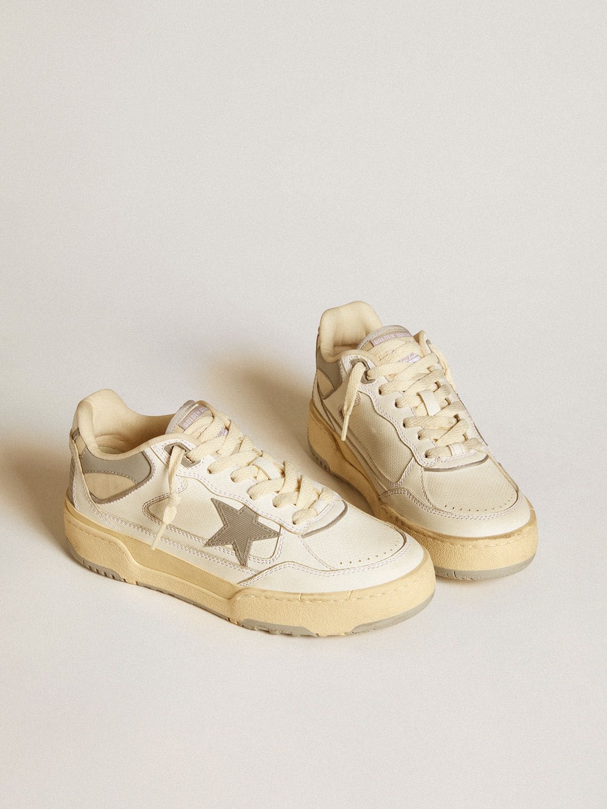 Forty2 pour homme avec etoile gris et contrefort en cuir blanc Golden Goose