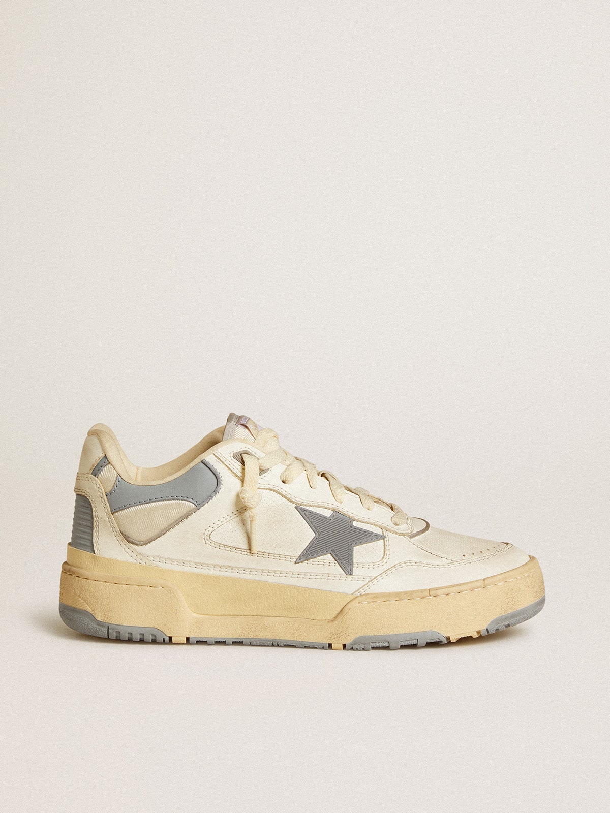 Golden Goose - Forty2 Uomo con stella grigia e talloncino in pelle bianca in 