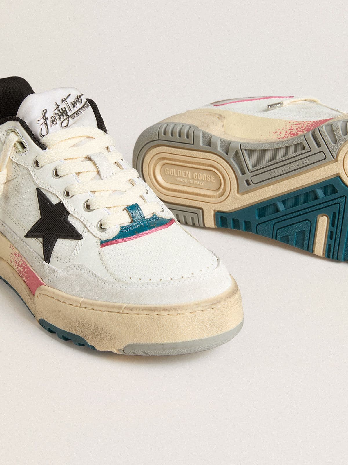 Golden Goose - Forty2 pour homme avec étoile noire et contrefort en cuir lamé argenté in 