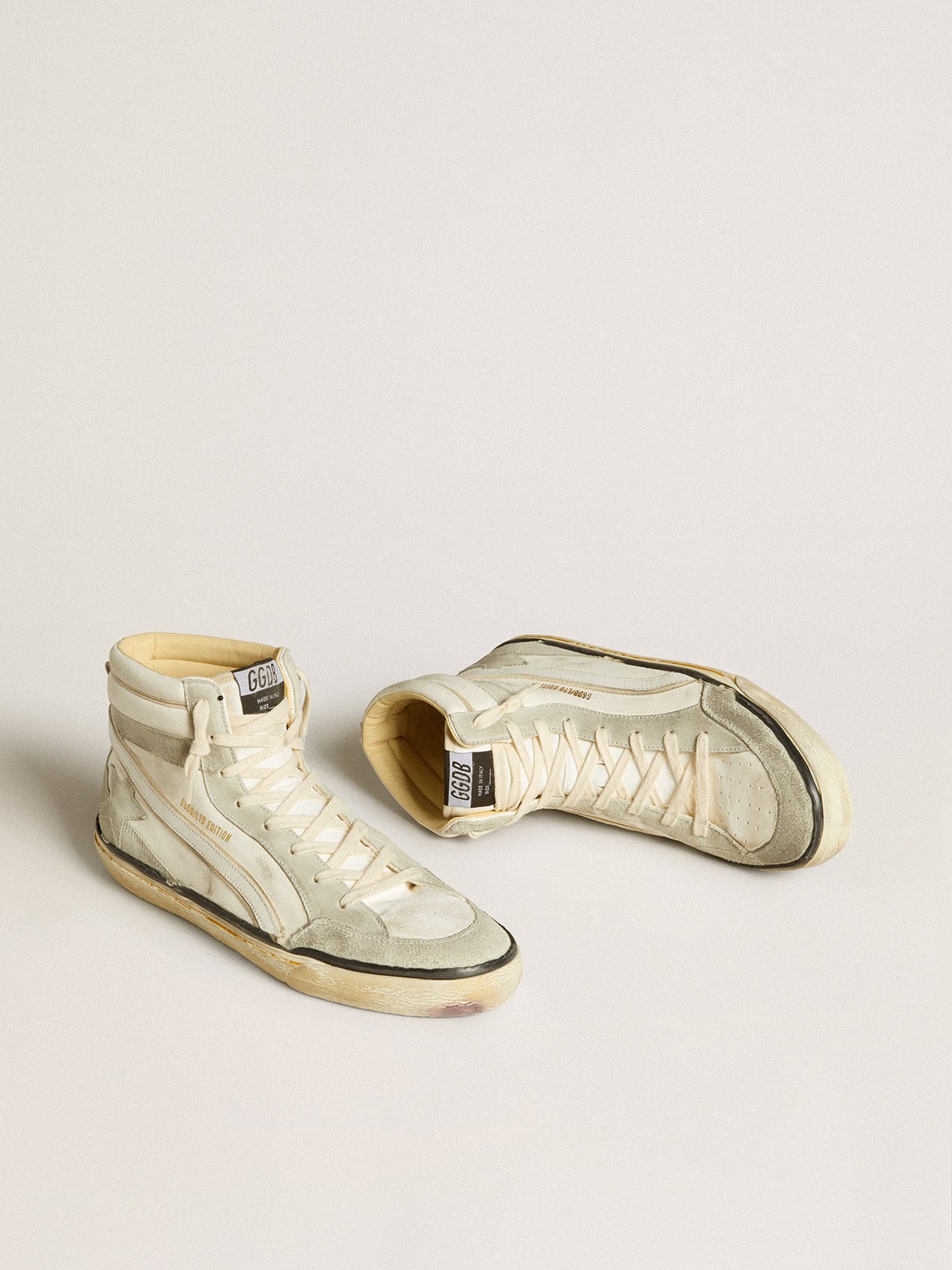 Golden Goose - Slide LAB aus Nappaleder in Lived-in-White mit grauem Raulederstern und Komma aus weißem Leder in 