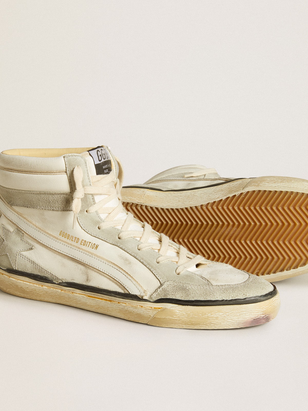 Golden Goose - Slide LAB aus Nappaleder in Lived-in-White mit grauem Raulederstern und Komma aus weißem Leder in 