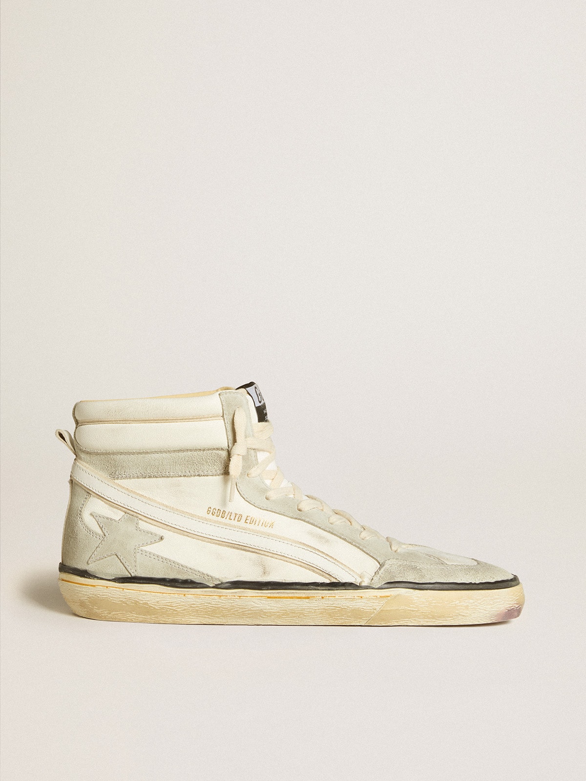 Golden Goose - Slide LAB aus Nappaleder in Lived-in-White mit grauem Raulederstern und Komma aus weißem Leder in 