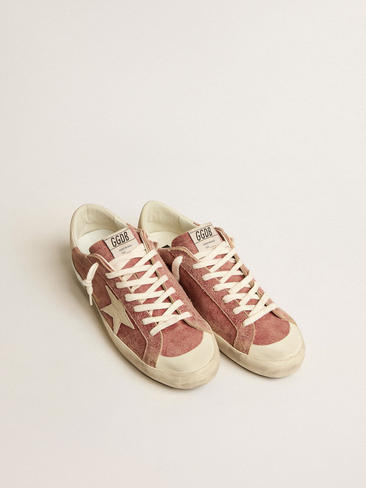 Golden Goose - Super-Star de piel roja con estrella y refuerzo del talón de nobuk crema in 