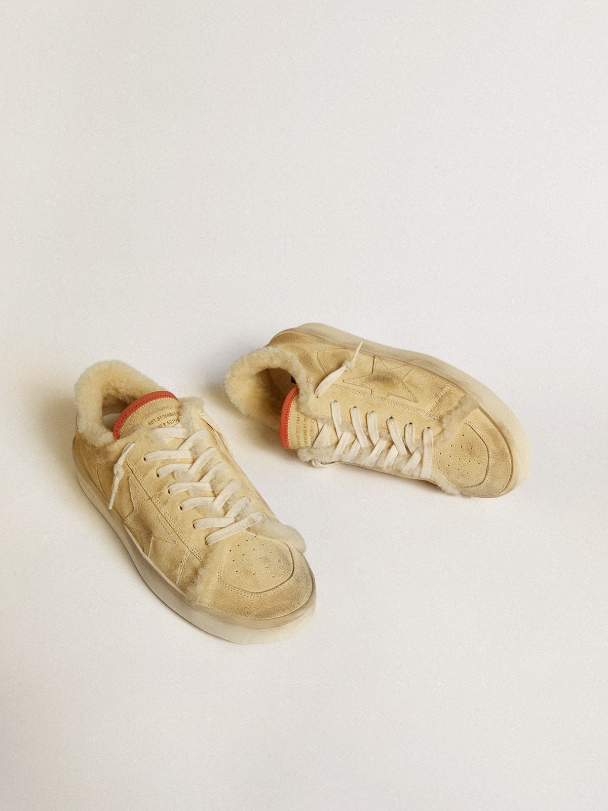 Golden Goose - Beigefarbener Stardan aus Rauleder mit Leder an der Fersenpartie und Shearlingfutter in 