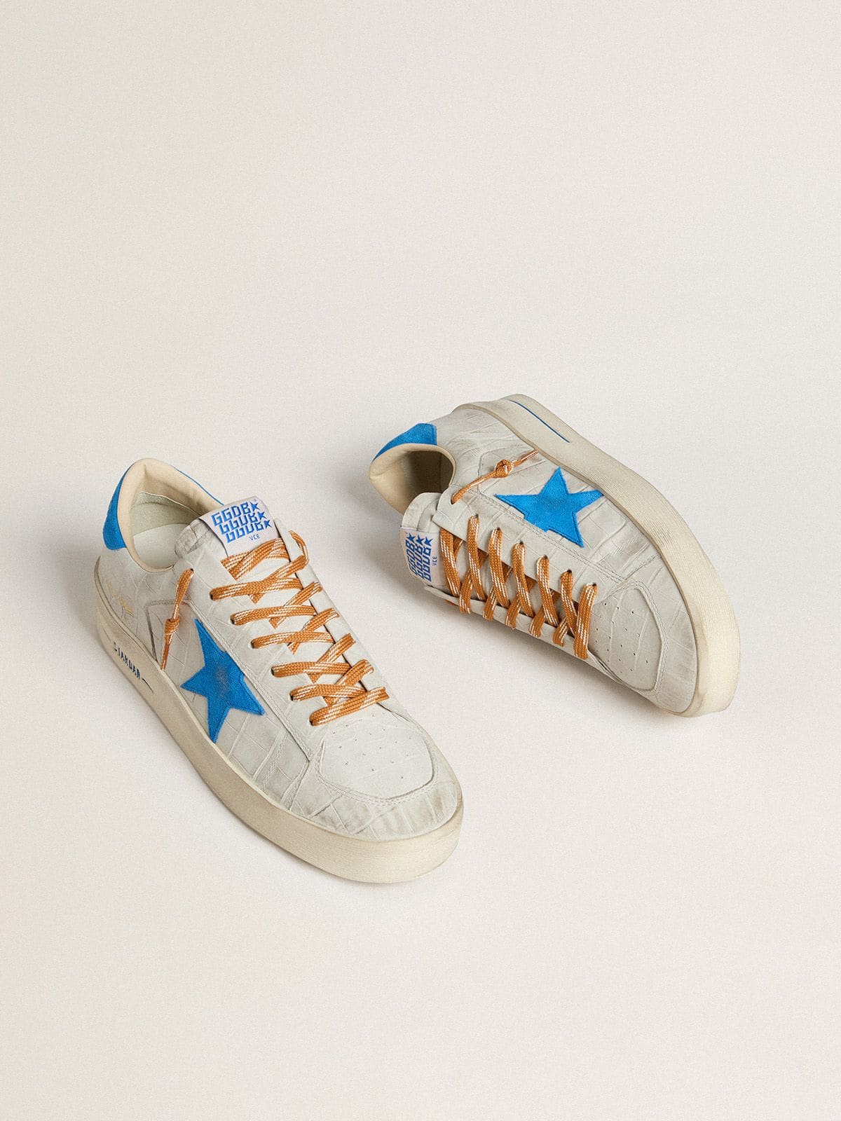 Stardan de couro croco branco com estrela e talão de suede azul-claro