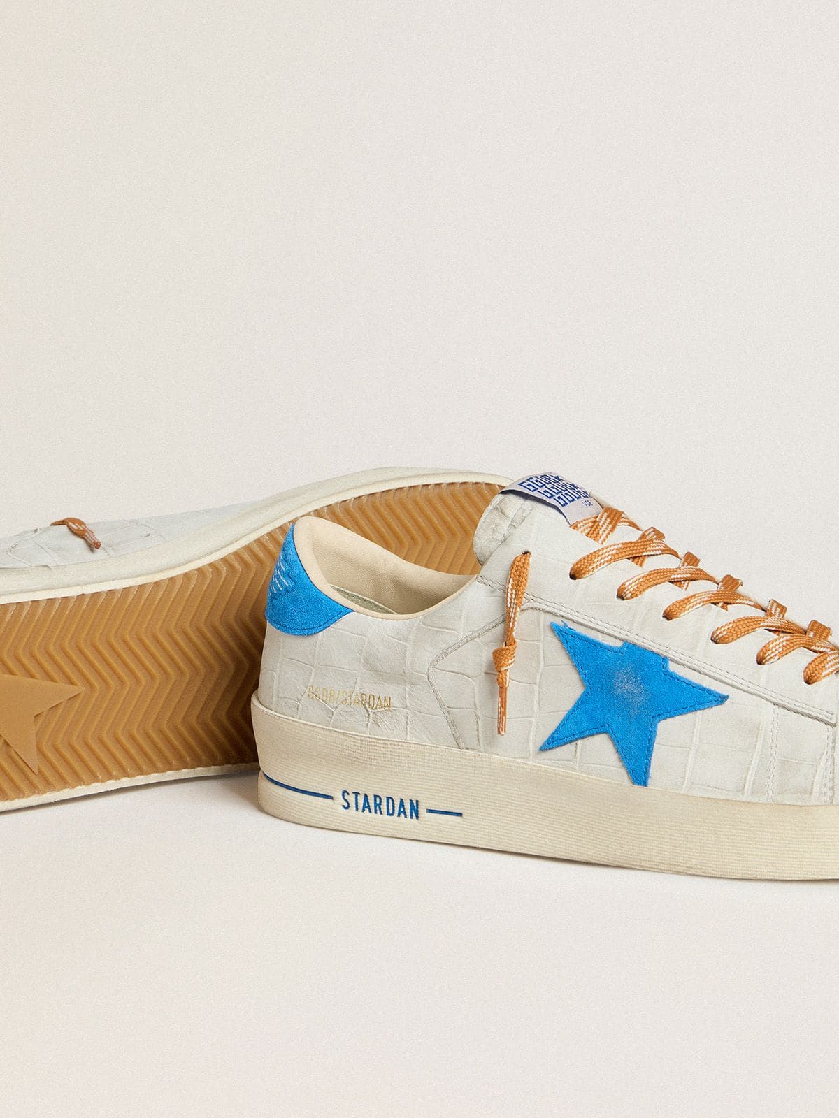Golden Goose - Stardan de piel blanca con estampado cocodrilo con estrella y refuerzo del talón de ante celestes in 