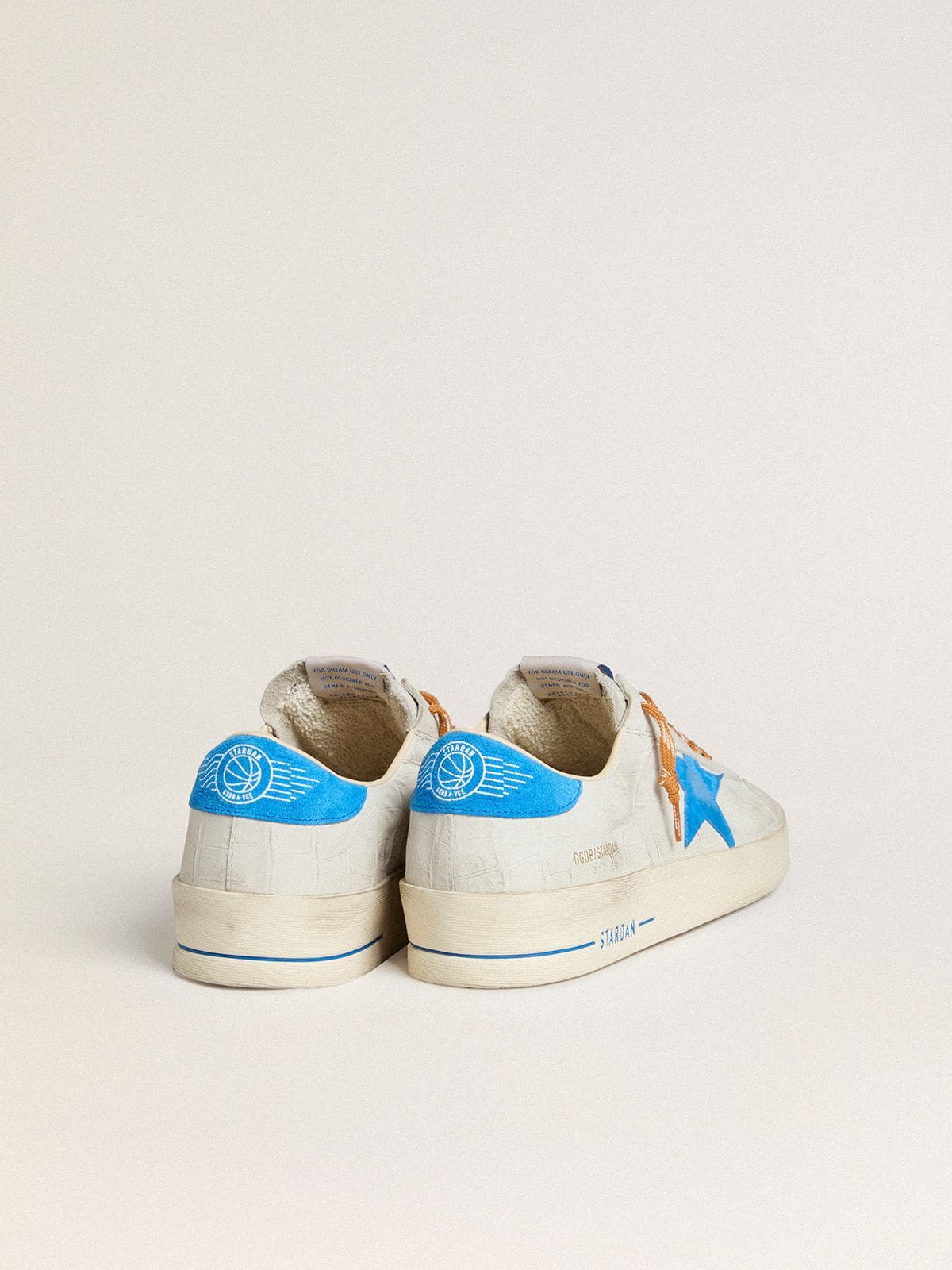 Golden Goose - Stardan de piel blanca con estampado cocodrilo con estrella y refuerzo del talón de ante celestes in 
