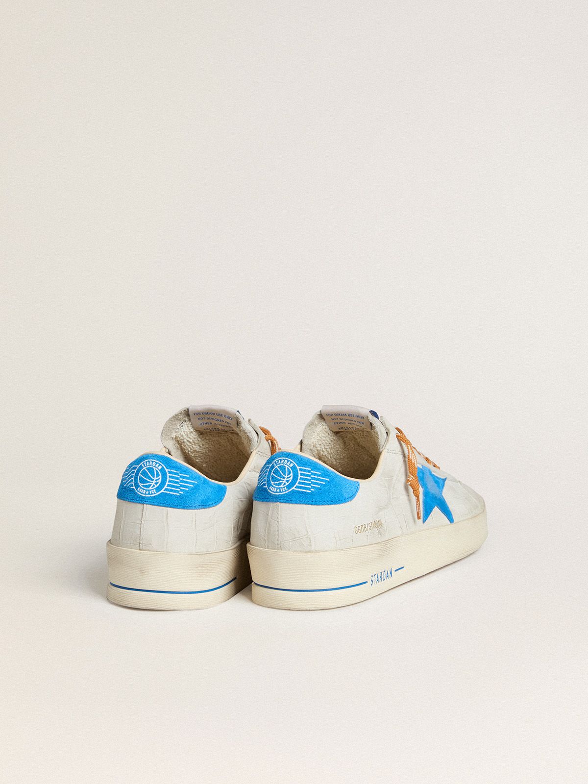 Golden Goose - Stardan de piel blanca con estampado cocodrilo con estrella y refuerzo del talón de ante celestes in