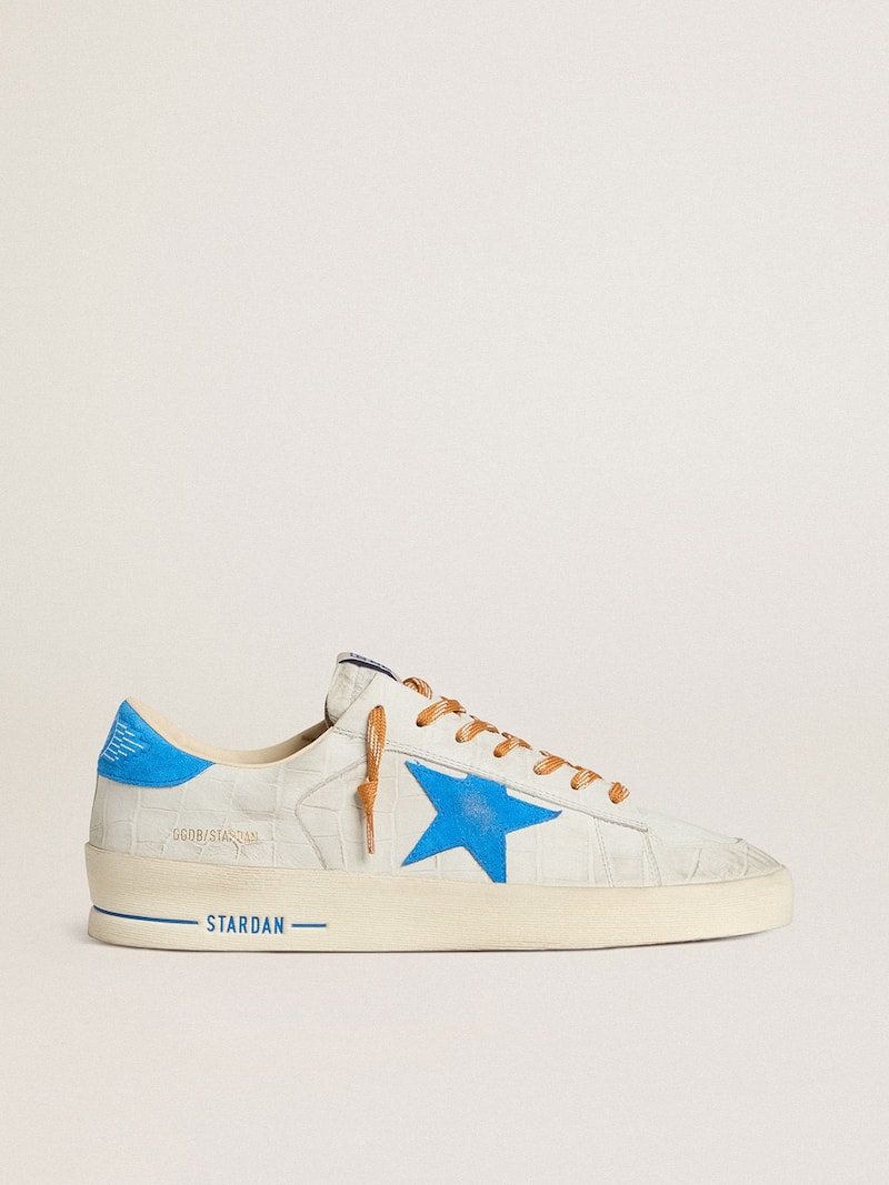 Stardan de couro croco branco com estrela e talão de suede azul-claro