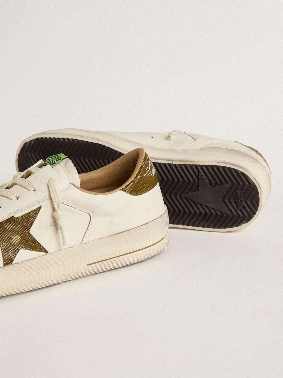 Golden Goose - Stardan Uomo in pelle bianca con stella e talloncino in pelle verde militare con stampa pitonata in 