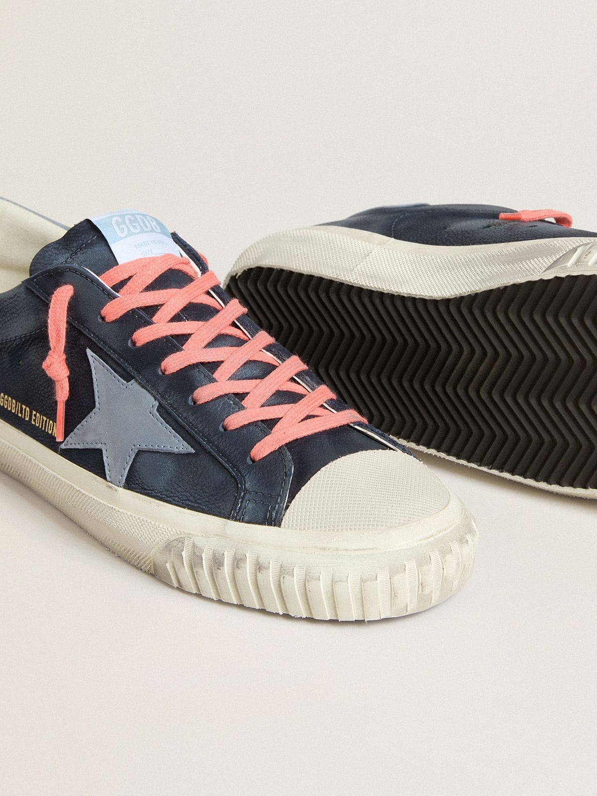 Golden Goose - Super-Star aus marineblauem Leder mit Stern und Ferse aus azurblauem Nubuk  in 