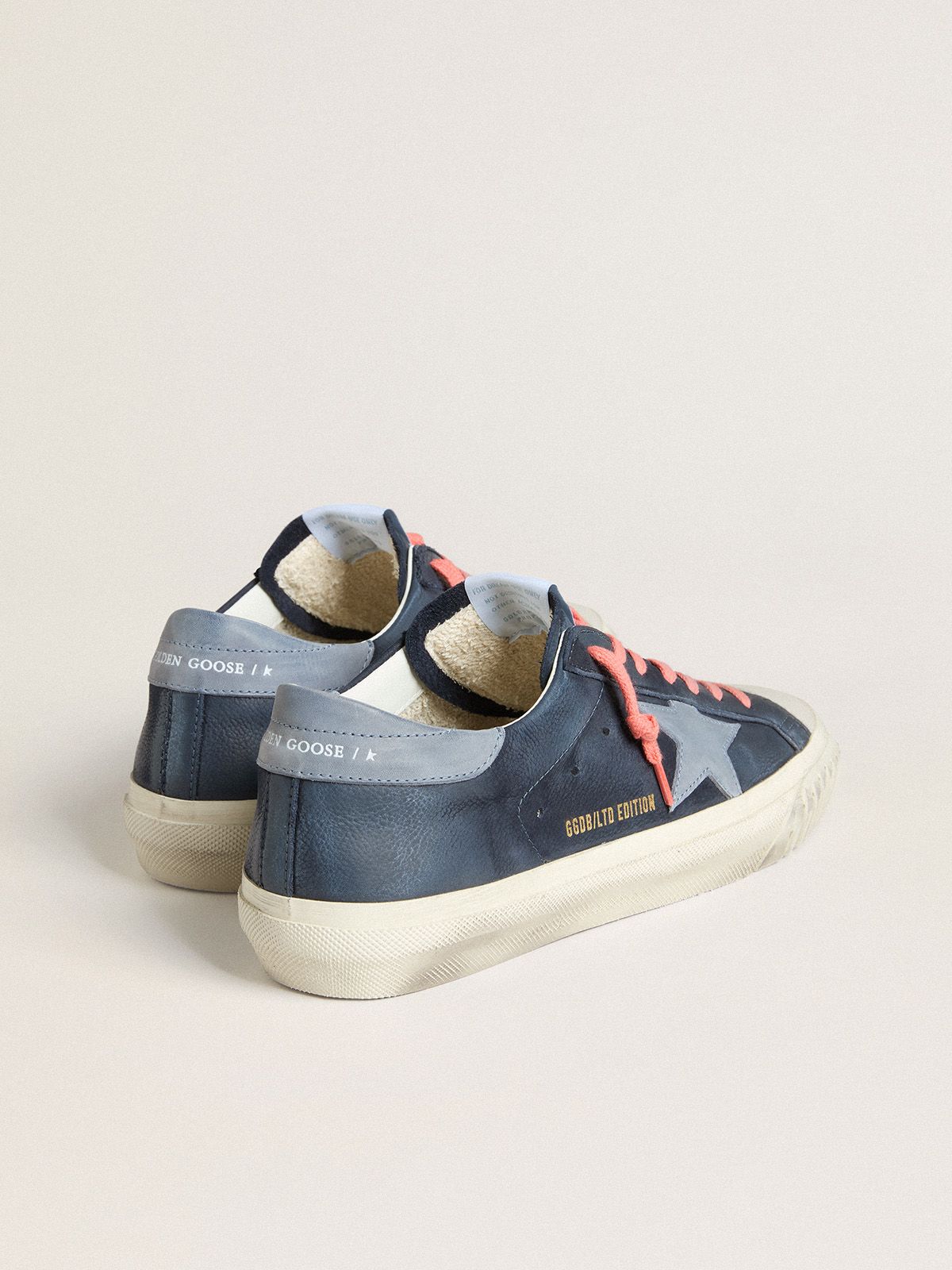 Golden Goose - Super-Star en cuir bleu marine avec étoile et contrefort en cuir nubuck bleu ciel in