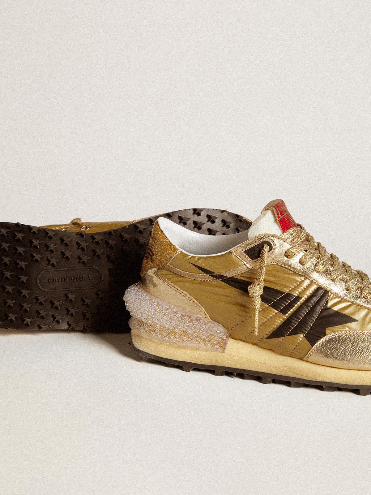 Golden Goose - Gold Marathon Uomo con tomaia in nylon di colore oro in 