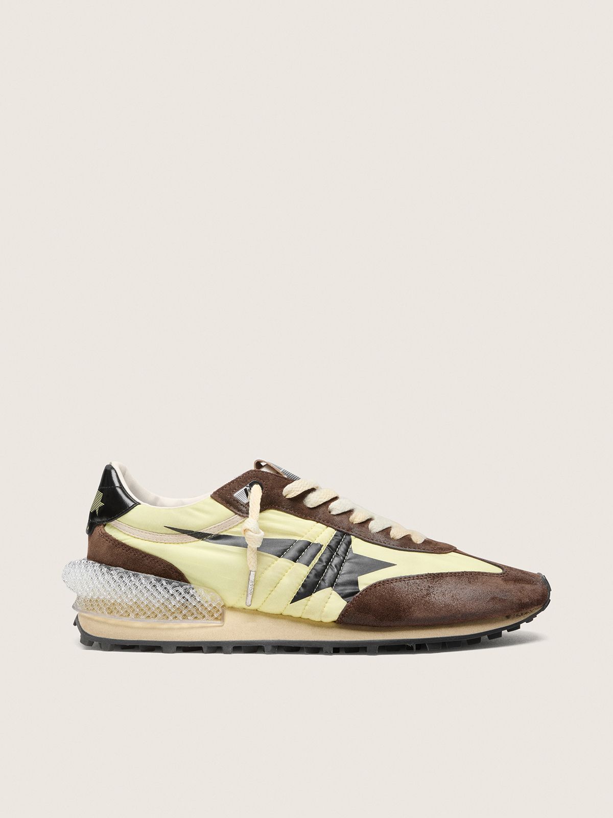 Marathon homme en nylon jaune citron avec étoile noire et empiècements en cuir velours marron — Golden Goose