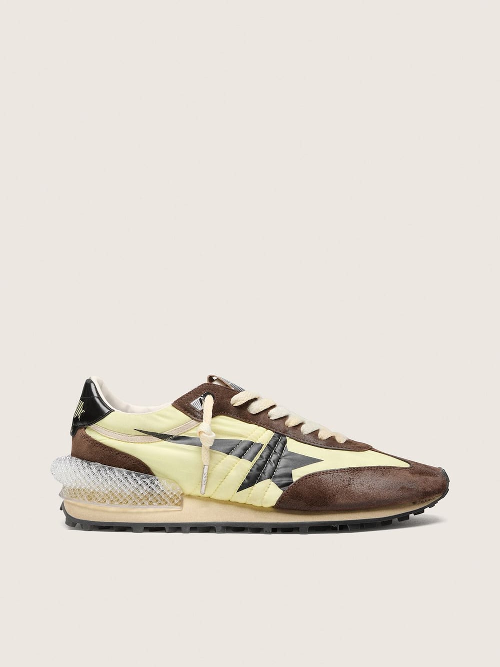 Marathon homme en nylon jaune citron avec étoile noire et empiècements en cuir velours marron — Golden Goose