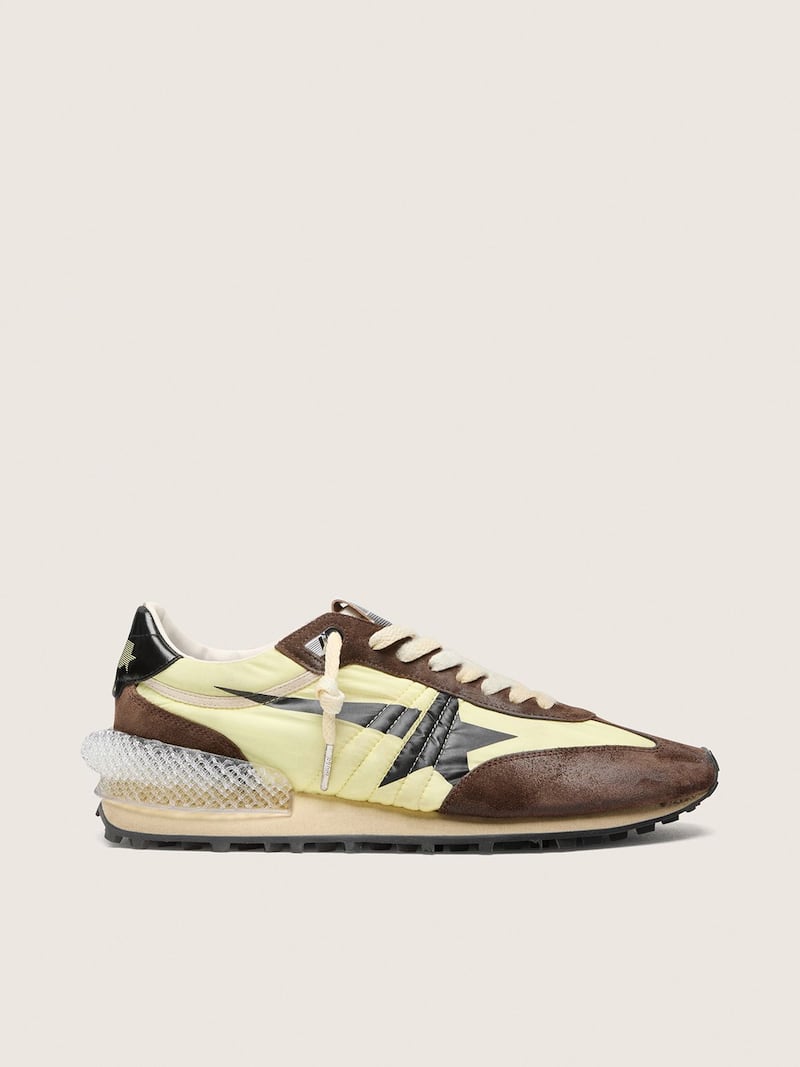 Marathon donna in nylon giallo lime, con stella nera e inserti in suede marrone