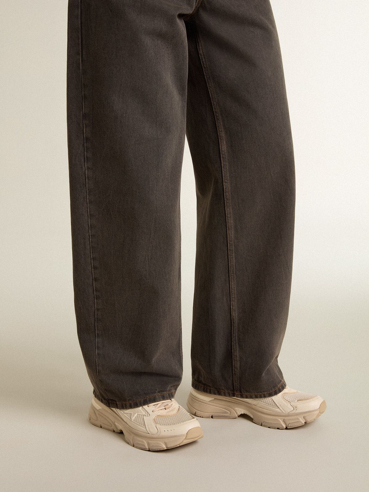 Golden Goose - Taubengrauer Lightstar Herren aus Leder und Mesh mit beigem TPU-Stern in 