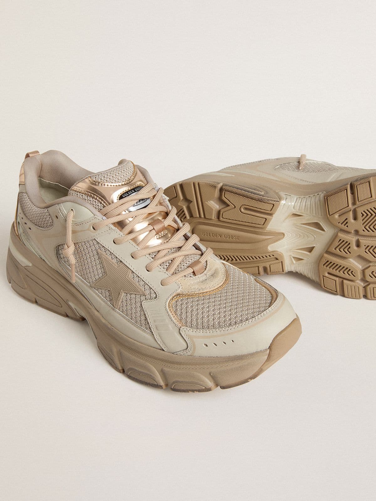 Golden Goose - Taubengrauer Lightstar Herren aus Leder und Mesh mit beigem TPU-Stern in 