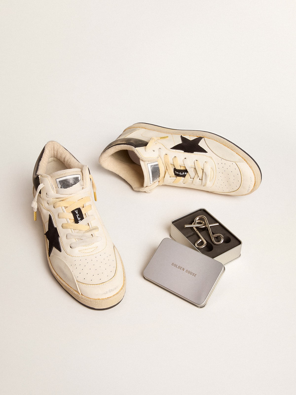 Golden Goose - Ball Star Pro Mid de hombre de piel blanca envejecida con estrella negra in 