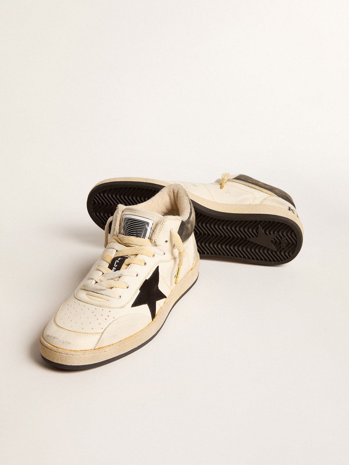 Golden Goose - Ball Star Pro Mid de hombre de piel blanca envejecida con estrella negra in 