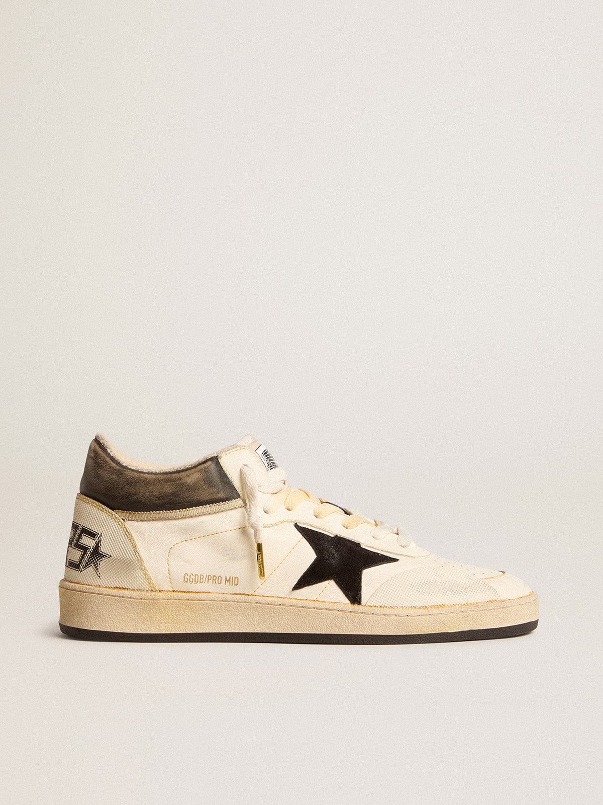 Golden Goose - Ball Star Pro Mid de hombre de piel blanca envejecida con estrella negra in 