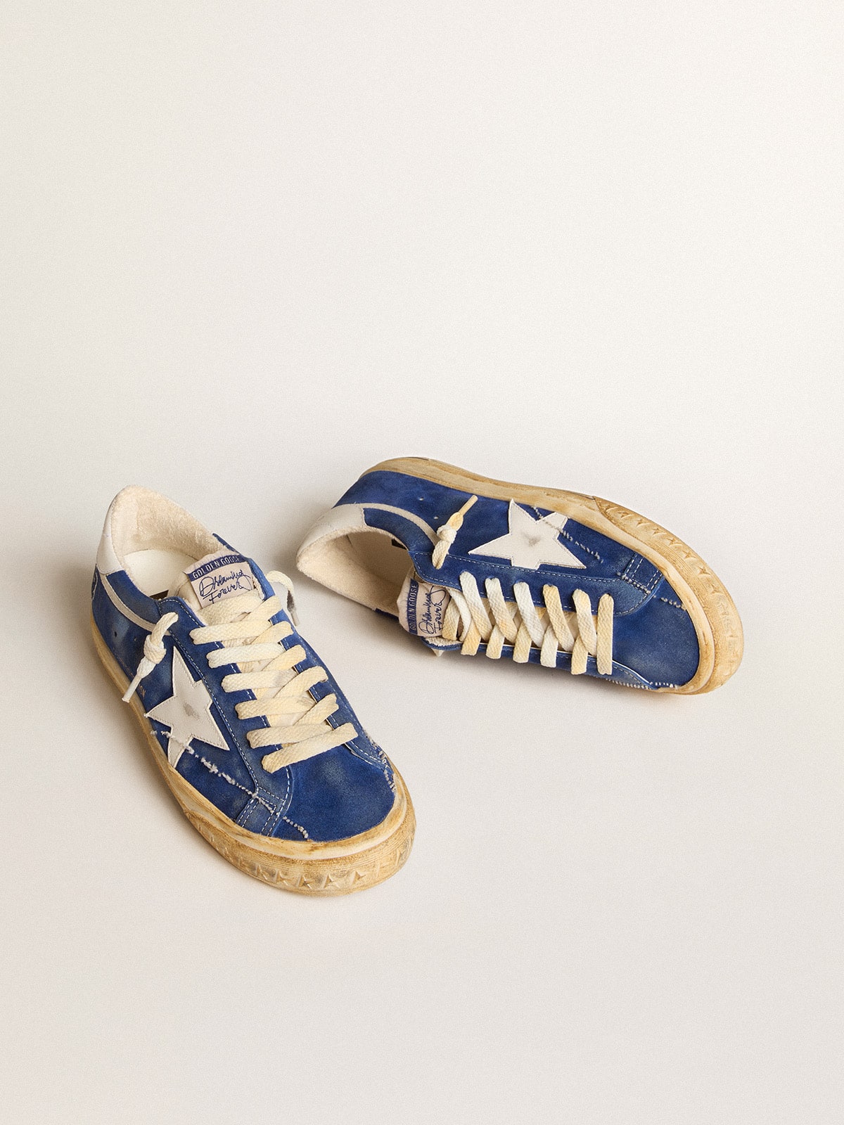 Golden Goose - Super-Star LTD aus blauem Rauleder mit Stern und Ferse aus weißem Leder in 