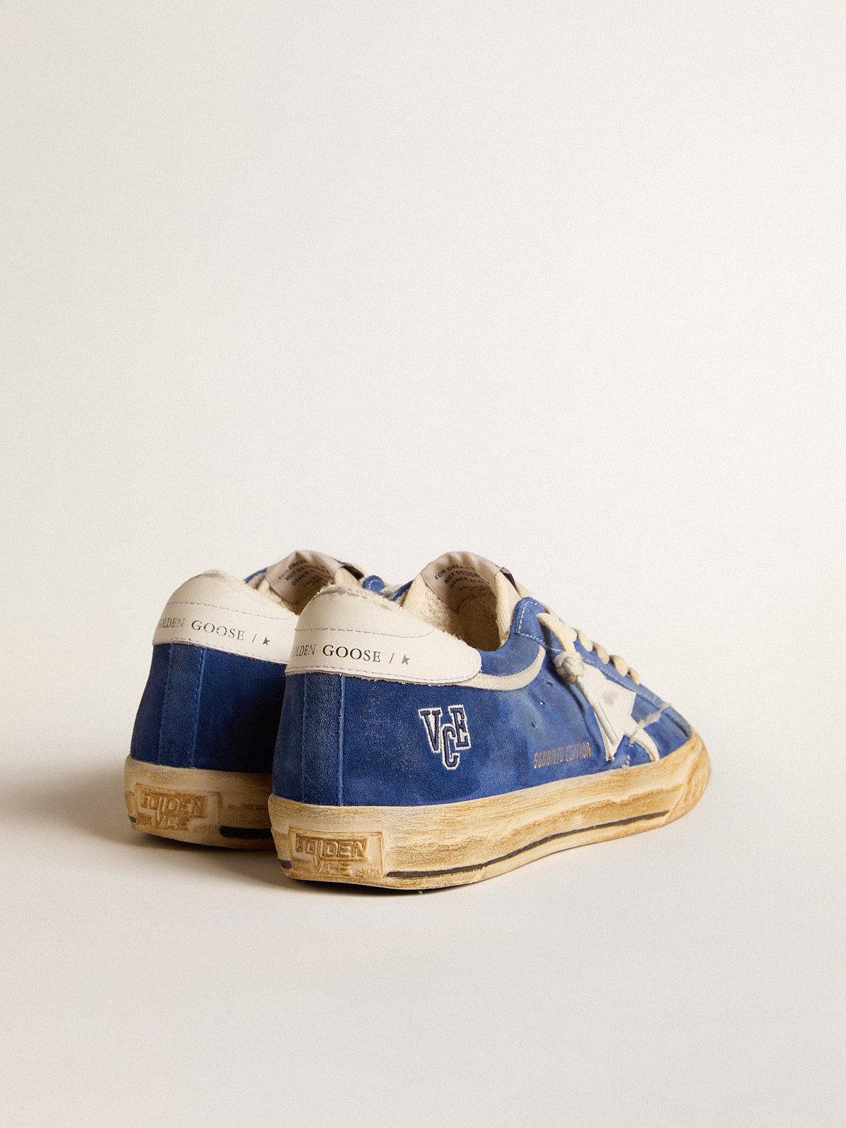 Golden Goose - Super-Star LTD aus blauem Rauleder mit Stern und Ferse aus weißem Leder in 