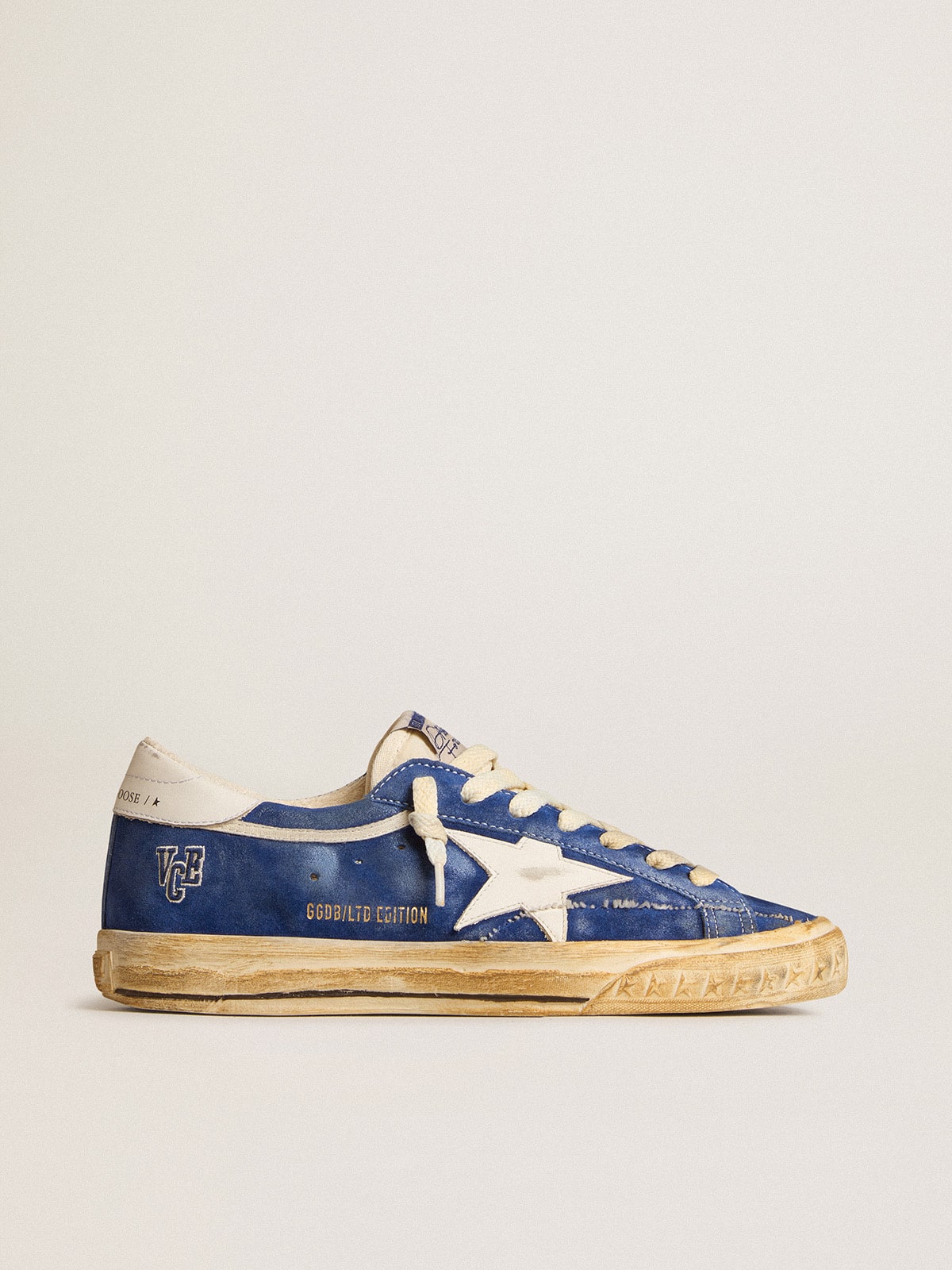 Golden Goose - Super-Star LTD aus blauem Rauleder mit Stern und Ferse aus weißem Leder in 