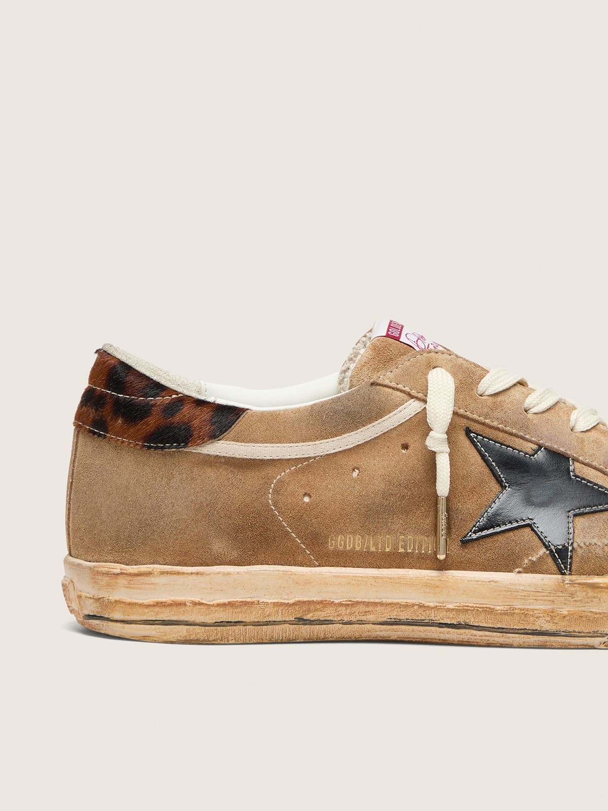 Golden Goose - Super-Star LTD uomo in suede tabacco con stella nera tallone animalier in 
