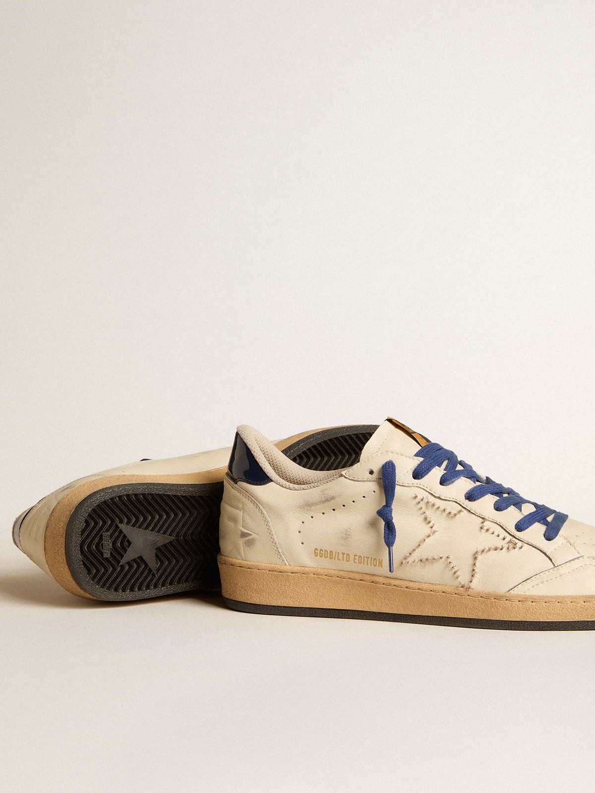 Golden Goose - Ball Star LTD con stella ricamata e talloncino in pelle verniciata blu in 