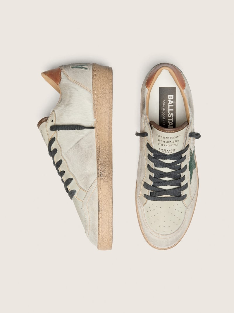 Golden Goose - Ball Star LTD de hombre de piel efecto potro blanca y ante gris con estrella verde in 