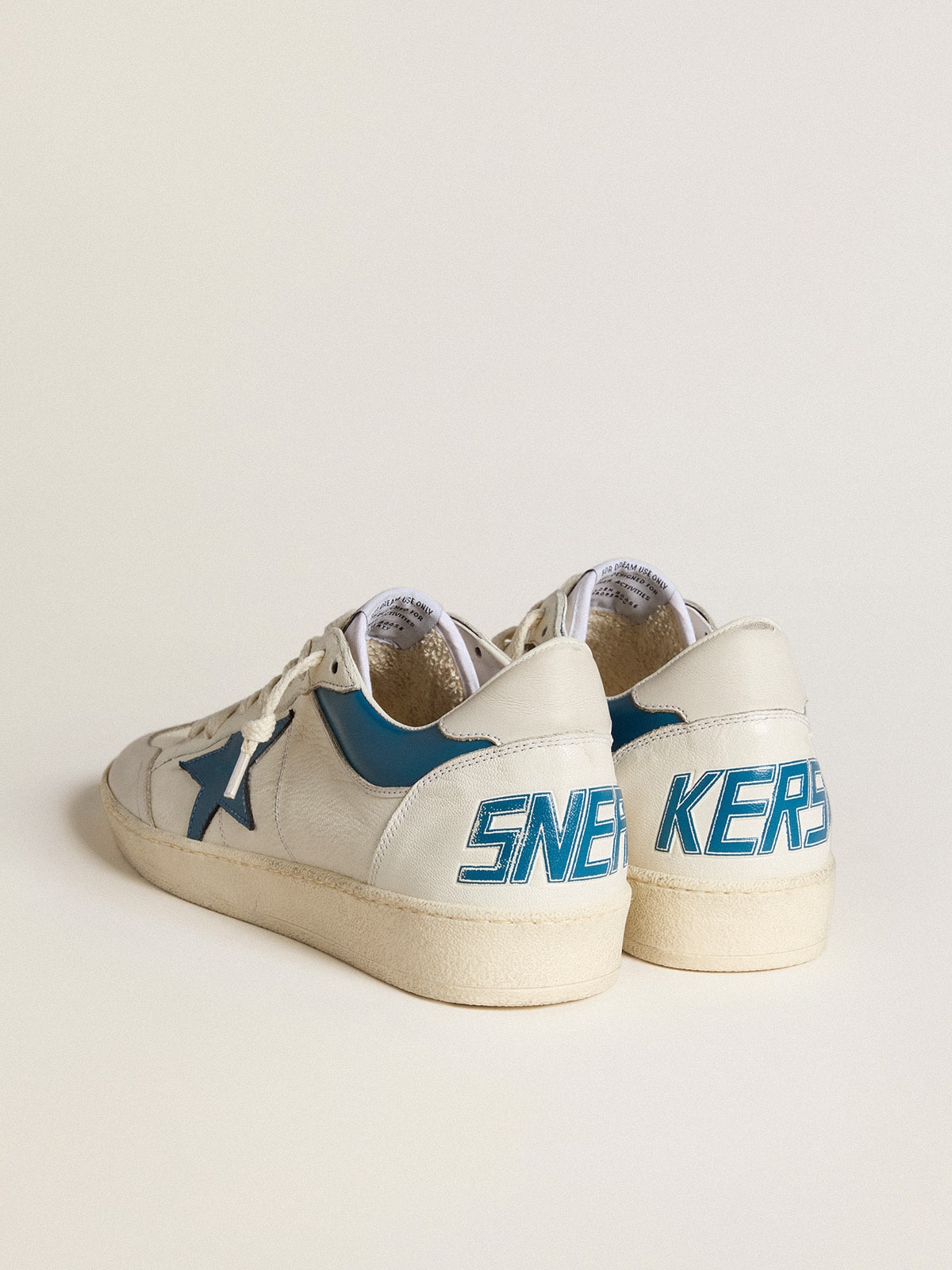 Golden Goose - Ball Star LTD aus Nappa mit türkisfarbenem Lederstern und weißer Ferse in 