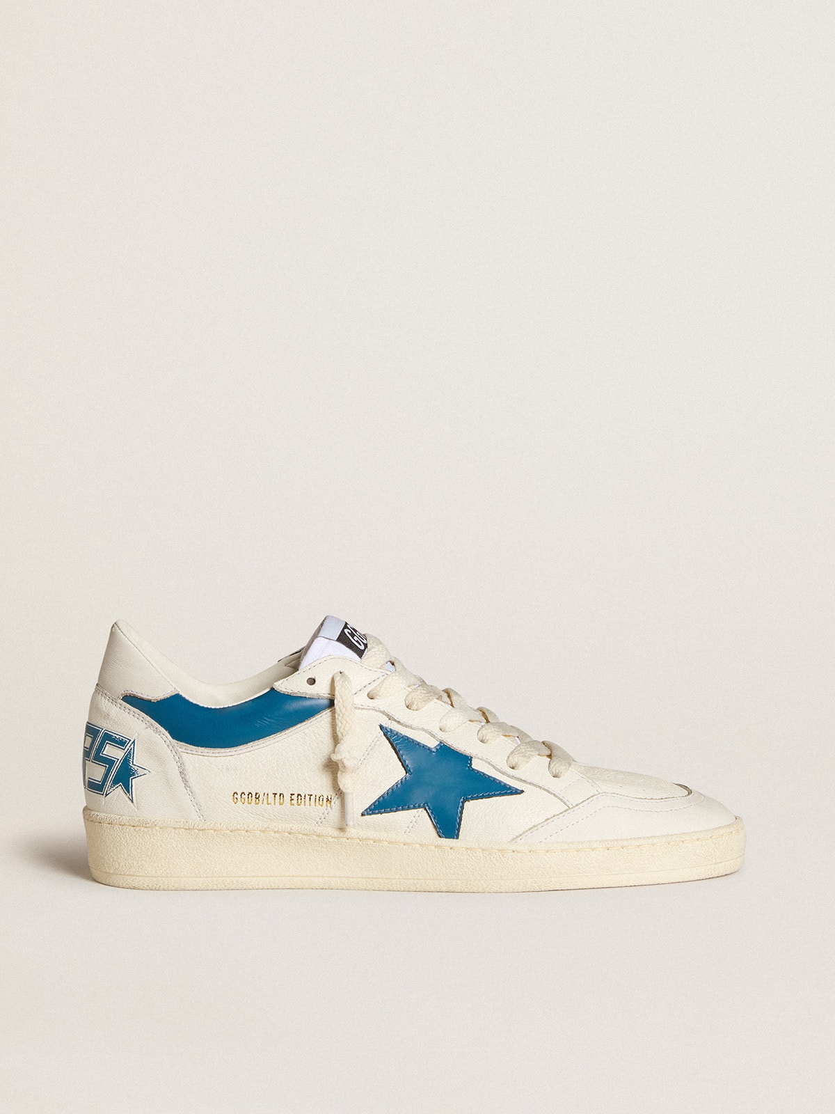 Golden Goose - Ball Star LTD aus Nappa mit türkisfarbenem Lederstern und weißer Ferse in 
