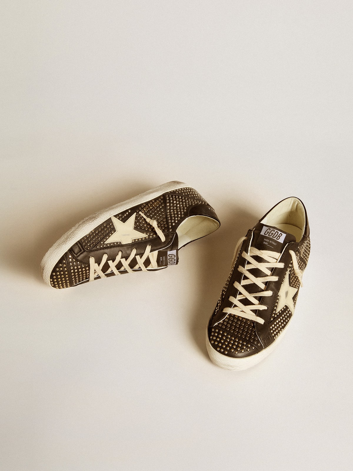 Golden Goose - Super-Star Uomo in nappa nera con borchie e stella in pelle bianca in 