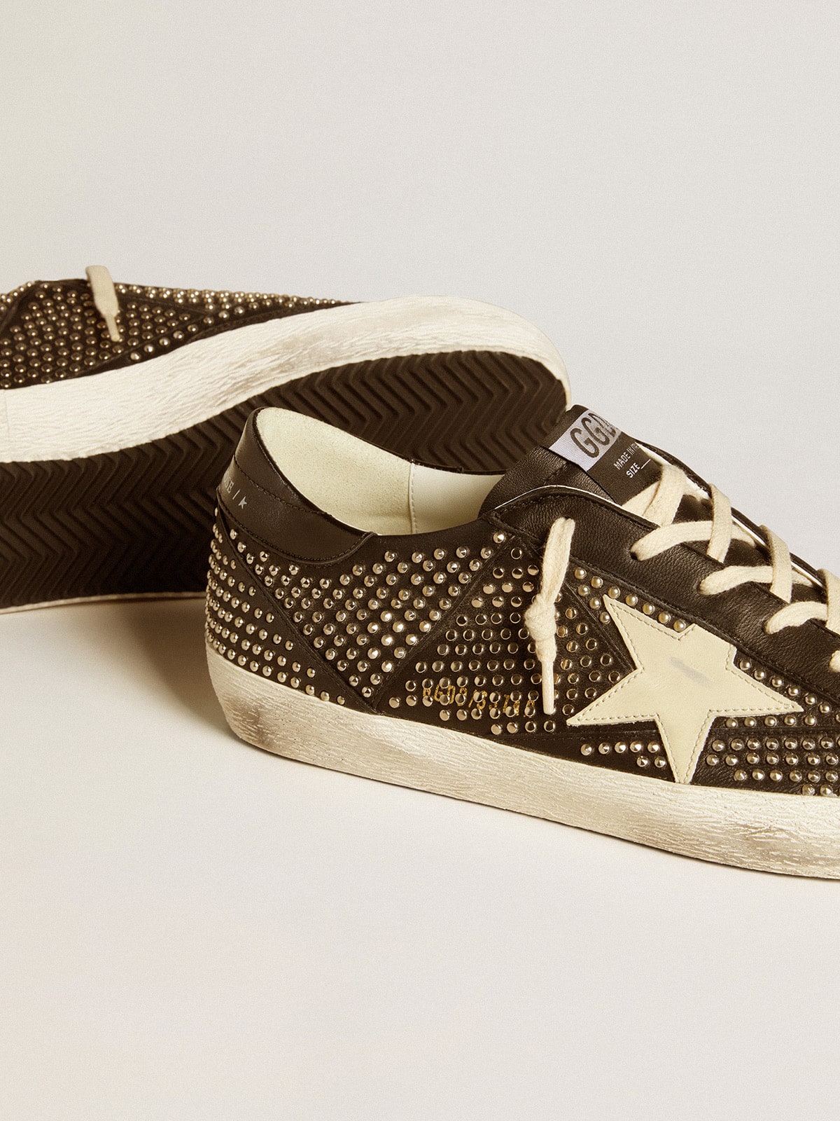 Golden Goose - Super-Star pour homme en cuir nappa noir avec cabochons et étoile en cuir blanc in 