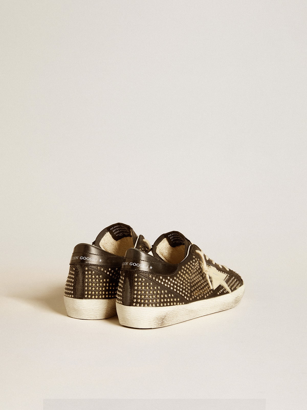 Golden Goose - Super-Star Uomo in nappa nera con borchie e stella in pelle bianca in 